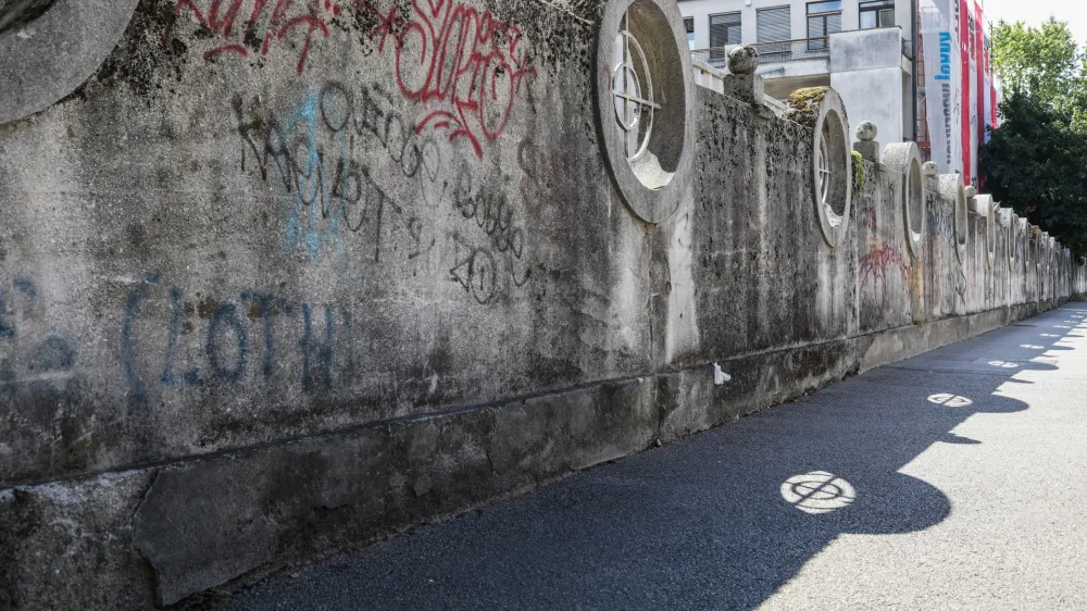 Zid med ob Rozmanovi ulici.12.07.2022. Zapu&scaron;čena dedi&scaron;čina arhitekta Jožeta Plečnika v Ljubljani.//FOTO: Bojan Velikonja