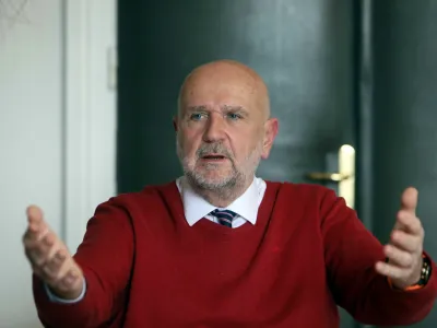 Vrhovni sodnik Branko Masle&scaron;a je pojasnil, da je z napovedjo tožbe meril na očitke tistih novinarjev, ki so &scaron;irili neresnice o njegovi izobrazbi, ne pa na vse novinarje, ki so o njegovi izobrazbi zgolj poizvedovali.