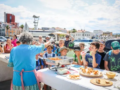 Emilija Pavlič, neustra&scaron;na borka za zdravo prehrano otrok, je postregla nočni ulov sardel.&nbsp;