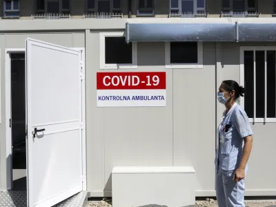 - nova sprejemna covid ambulanta za sprejem in obvladovanje bolnikov s koronavirusom, - 17.04.2020  Epidemija Koronavirus COVID-19 v Sloveniji - Univerzitetni klinični center UKC  Infekcijska klinika  predstavitev novih začasnih prostorov covid ambulant //FOTO:Jaka Gasar