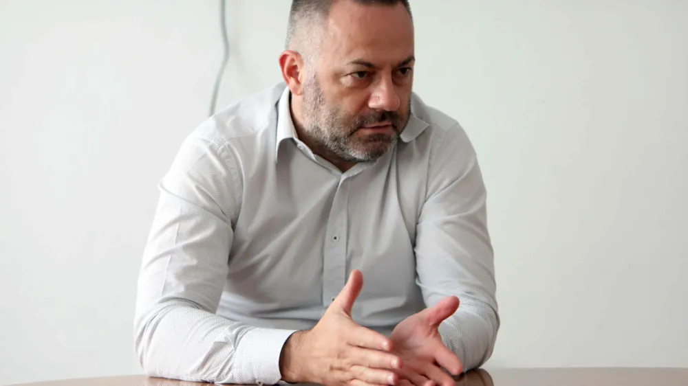 - 05.07.2022 - Danijel Be&scaron;ič Loredan, dr. med., ortopedski kirurg in politik, minister za zdravje v 15. vladi RS pod vodstvom dr. Roberta Goloba od 1. junija 2022 //FOTO: Tomaž SkaleOPOMBA: DNEVNIKOV OBJEKTIV 2022 &ndash; INTERVJU