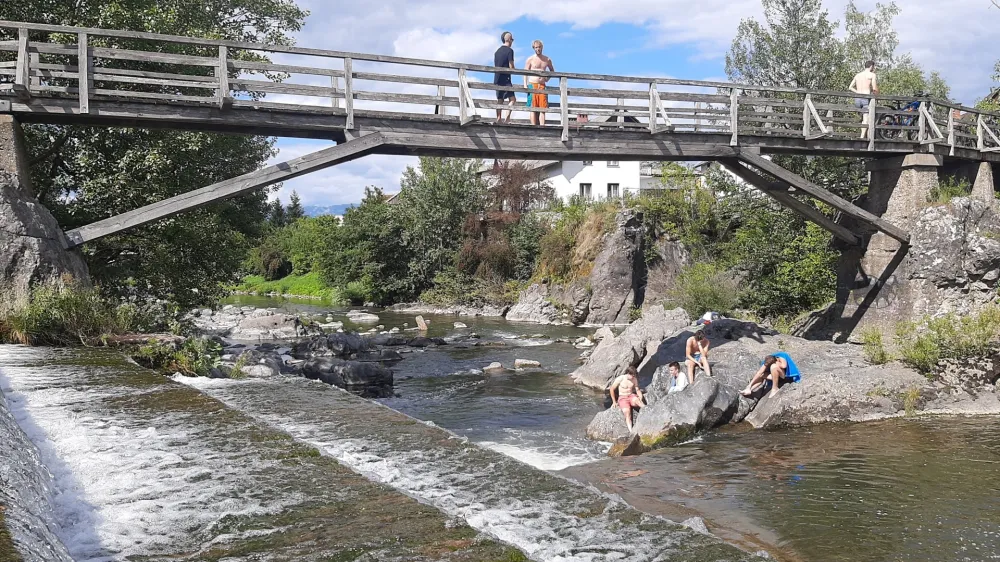 Mladi največ užitkov najdejo v skokih z lesenega mostu ali skal "med pence", kakor imenujejo penjenje deroče Sore.