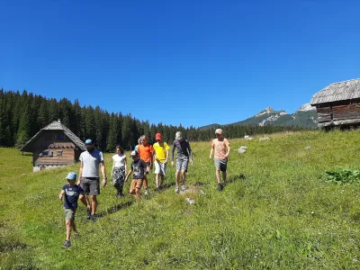 Udeleženci tabora Mladi nadzornik med pohodom do planine Zajavornik, kjer so si ogledali, kako iz mleka krav, ki se pasejo na planini, izdelujejo sir.