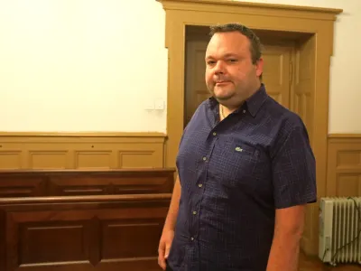 Maribor: na okrožnem v sobi 27 predobravnavni narok: Niko &Scaron;tekar (tista afera s kukiji v sla&scaron;čičarni &Scaron;tekar v HOčah) - Avtor: Igor Napast