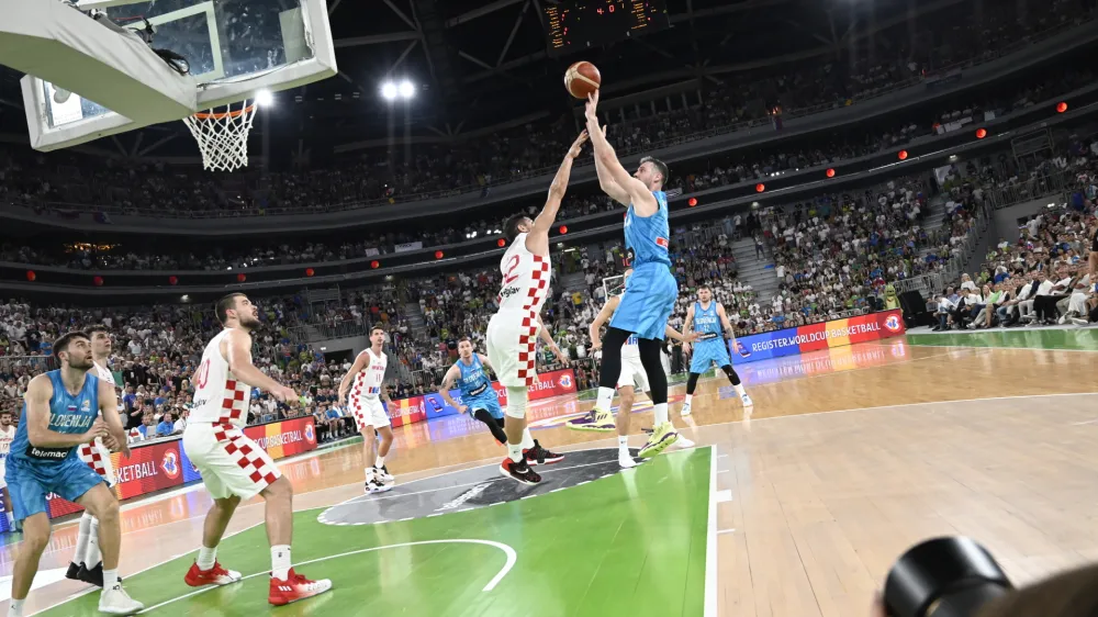 - 30.06.2022 &ndash; ko&scaron;arka &ndash; Slovenija: Hrva&scaron;ka, kvalifikacije za svetovno prvenstvo SP 2023, 5. krog - spektakel v Stožicah z Luko Dončićem in Goranom Dragićem//FOTO: Nik Erik Neubauer