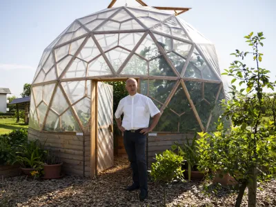 &raquo;Ko smo zgradili novo župni&scaron;če in uredili vrt, smo želeli v njem postaviti tudi rastlinjak. Dolgo smo iskali pravega za to okolje,&laquo; pripoveduje župnik Igor Dolin&scaron;ek.&nbsp;
