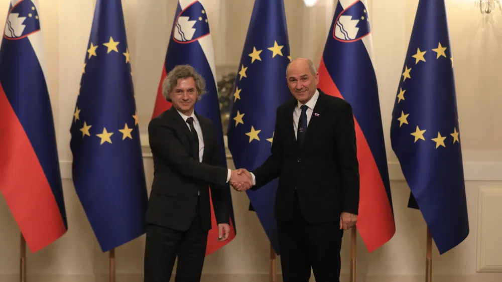 novi predsednik vlade dr. Robert Golob in dosedanji predsednik vlade Janez Jan&scaron;a<br><br>- 01.06.2022 &ndash; primopredaja poslov med dosedanjim predsednikom vlade Janezom Jan&scaron;o in novim predsednikom vlade dr. Robertom Golobom<br><br><br>//FOTO: Luka Cjuha<br>