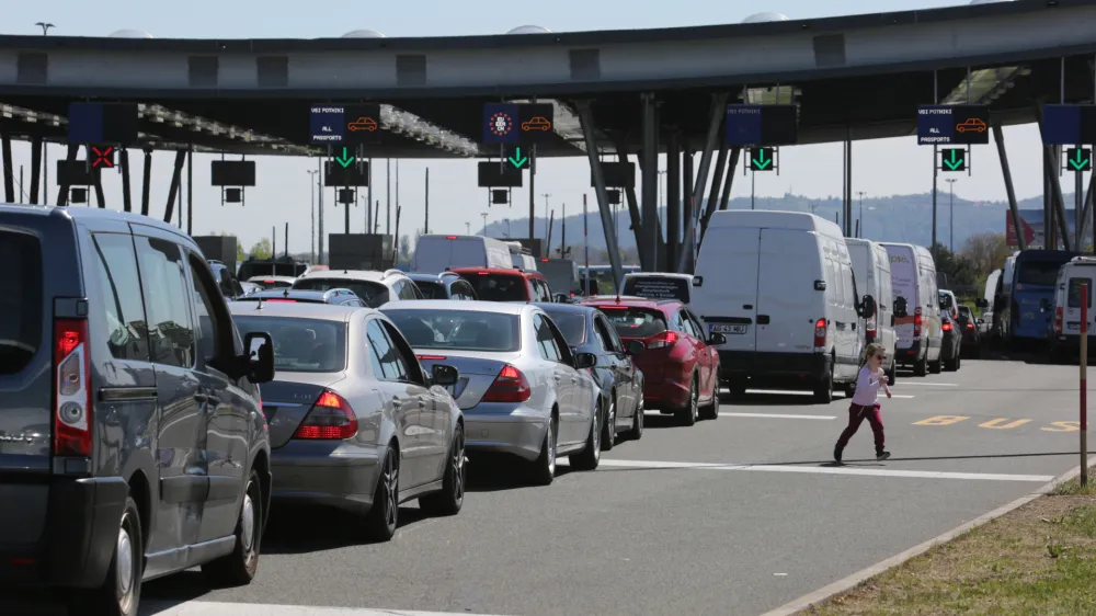 Pred začetkom poti je smiselno preveriti razmere na cestah, saj lahko stanje v kolonah povzroča dodaten stres in vodi v odzive, polne jeze, ki ogrožajo prometno varnost.&nbsp;