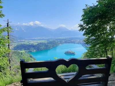 Blejski otok, eno najpomembnej&scaron;ih in najbolj obeganih blejskih turističnih točk, je znamenita revija National Geographic pred petimi leti objavila na naslovnici svojega kataloga luksuznih potovanj z zasebnimi letali.&nbsp;