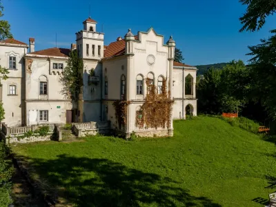 Dvorec Jel&scaron;ingrad v &Scaron;marju je unikaten primer arabsko-mavrske arhitekture pri nas, zato ga je vredno obnoviti in za&scaron;čititi pred propadanjem. Foto: občina &Scaron;marje