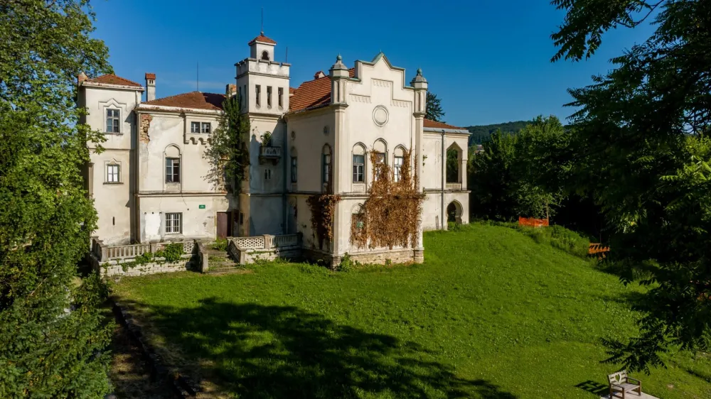 Dvorec Jel&scaron;ingrad v &Scaron;marju je unikaten primer arabsko-mavrske arhitekture pri nas, zato ga je vredno obnoviti in za&scaron;čititi pred propadanjem. Foto: občina &Scaron;marje
