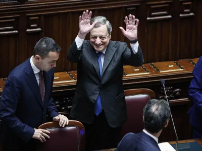 Po 523 dneh na čelu vlade se Mario Draghi poslavlja z mesta predsednika vlade. Na položaju je zdržal dlje, kot enajst mesecev, kolikor v povprečju zna&scaron;a trajanje obstoja italijanskih vlad. Foto: AP