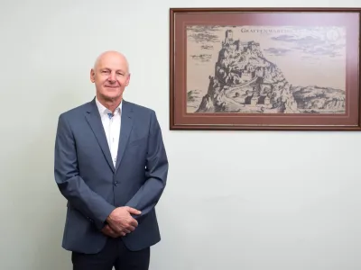 Ivan Črnkovič, župan Kostela

Pri vseh večjih projektih smo prepu&scaron;čeni sami sebi. Od države ne dobimo niti evra. Veliko je govorjenja, kako skrbijo za enakomeren razvoj države, ko potrebuje&scaron; denar, pa pomoči ni.