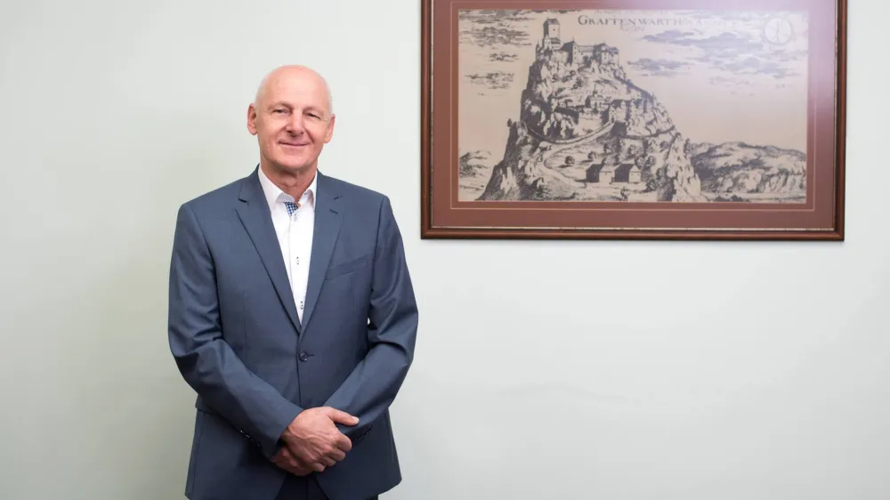 Ivan Črnkovič, župan Kostela

Pri vseh večjih projektih smo prepu&scaron;čeni sami sebi. Od države ne dobimo niti evra. Veliko je govorjenja, kako skrbijo za enakomeren razvoj države, ko potrebuje&scaron; denar, pa pomoči ni.