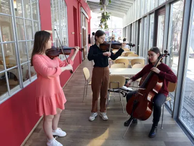 Država sku&scaron;a za ukrajinske begunce sprejeti interventni zakon. Nevladne organizacije so v ureditvi prepoznale množico ovir. Na fotografiji mladi Ukrajinci v ljubljanskem hostlu Celica.