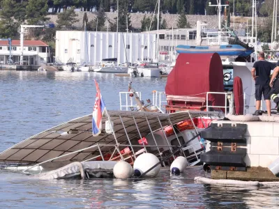 24.07.2022., Split - Tijekom noci oko 2 i 35 doslo do potonuca broda kod INA postaje na zapadnoj obali. Tijekom potapanja na brodu se nalazilo 40 putnika od kojih nitko nije ozlijedjen. Photo: Ivo Cagalj/PIXSELL
