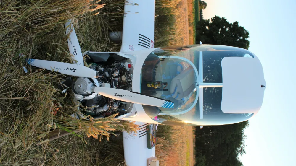 Ultralahko letalo je strmoglavilo na polje p&scaron;enice, pilot in njegov učenec pa sta jo hudo srečno odnesla. Letalo je namreč opremljeno s padalom.
F služba za preiskave letalskih nesreč