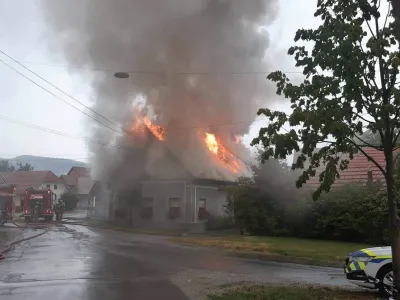 V hi&scaron;o, ki je pogorela, naj bi udarila strela. 