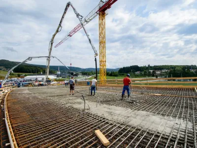 betoniranje prekladne konstrukcije nadvoza čez železni&scaron;ko progo pri Malem Hudem v Ivančni Gorici.