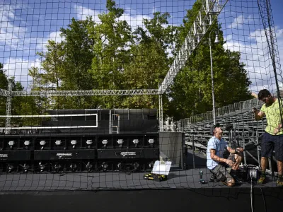 - 27.07.2022 - Odbojka na mivki Ljubljana Beach Volley 2022 &ndash; priprava igri&scaron;ča na Kongresnem trgu //FOTO: Nik Erik Neubauer