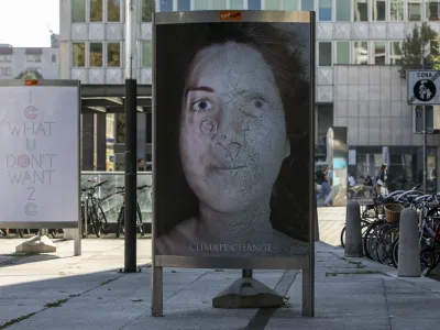 - 10.09.2021  TAM-TAM plakatna galerija Figovec - razstava 47&deg; Celzija v senci - razstavo na prostem sestavlja 30 plakatov na temo podnebne spremembe, ki so jih oblikovali avtorji in avtorice z različnih koncev sveta.  plakati  plakatni pano - //FOTO: Matja Rut