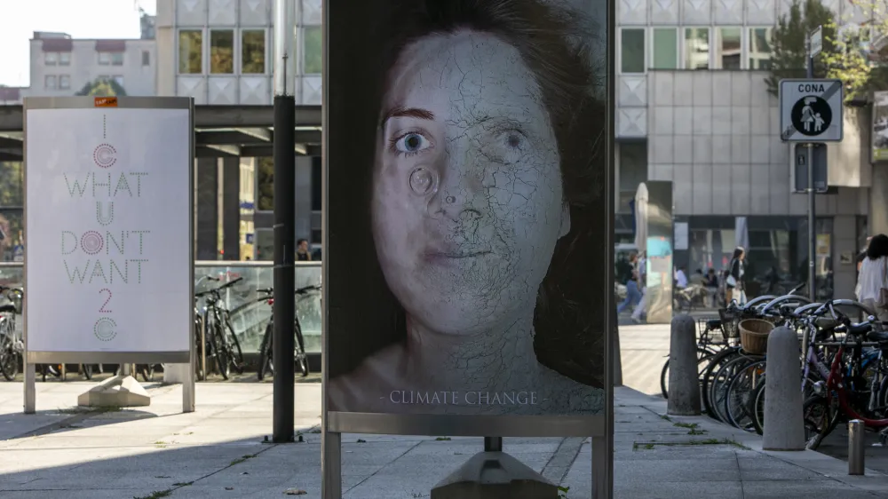 - 10.09.2021  TAM-TAM plakatna galerija Figovec - razstava 47&deg; Celzija v senci - razstavo na prostem sestavlja 30 plakatov na temo podnebne spremembe, ki so jih oblikovali avtorji in avtorice z različnih koncev sveta.  plakati  plakatni pano - //FOTO: Matja Rut