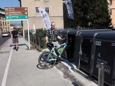 Kolesarnice varovanega parkiri&scaron;ča za kolesa so za zdaj le ob A&scaron;kerčevi cesti, do konca leta bodo &scaron;e na treh lokacijah. Foto: Tomaž Skale