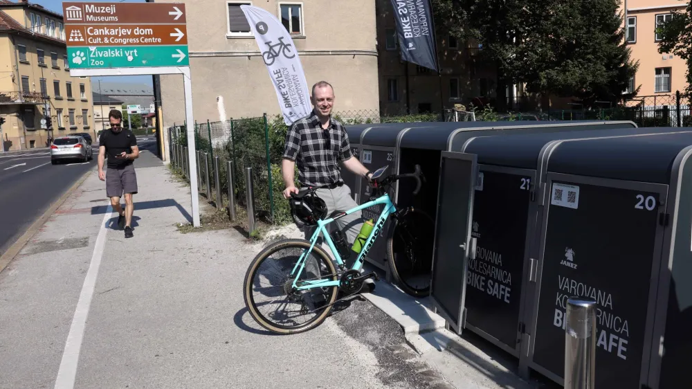 Kolesarnice varovanega parkiri&scaron;ča za kolesa so za zdaj le ob A&scaron;kerčevi cesti, do konca leta bodo &scaron;e na treh lokacijah. Foto: Tomaž Skale