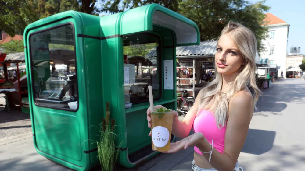 - 28.07.2022 &ndash; Ljubljanska tržnica &ndash; kiosk Bubble Tea Bar - prodaja osvežilnih napitkov na osnovi čaja ali mleka //FOTO: Tomaž Skale