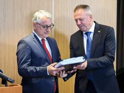 novi minister za godspodarstvo Matjaž Handosedanji minister za gospodarstvo Zdravko Počival&scaron;ek - 02.06.2022 &ndash; Ministrstvo za gospodarstvo - primopredaja poslov med novim ministrom za gospodarstvo Matjažem Hanom in biv&scaron;im ministrom Zdravkom Počival&scaron;kom //FOTO: Nik Erik Neubauer