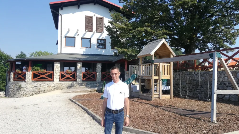 Novi najemnik grajskega gosti&scaron;ča Damjan Gaber&scaron;ek vidi v lokaciji nad Kamnikom velik turistični potencial.