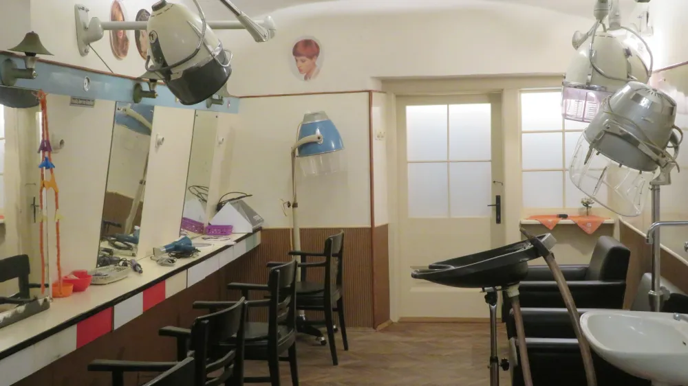 Frizersko brivski salon Kreutz velja za najstarej&scaron;i ohranjen tovrstni salon v Sloveniji.