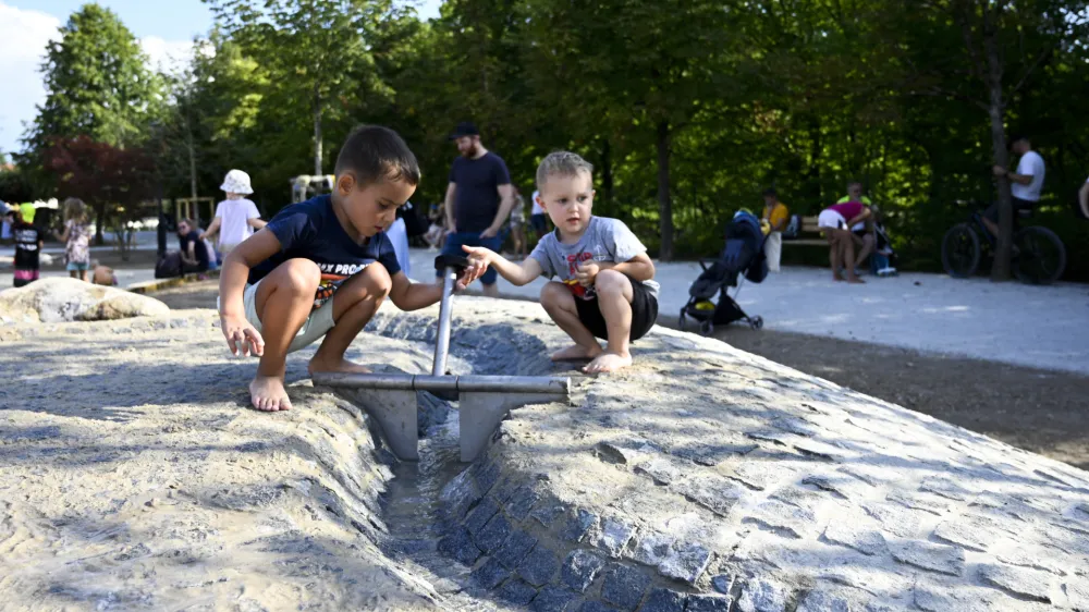 - prenovljeno igri&scaron;če ob ribniku v Tivoliju, - 30.07.2022 &ndash; otro&scaron;ka igri&scaron;ča v Ljubljani &ndash; igrala na vročem soncu -