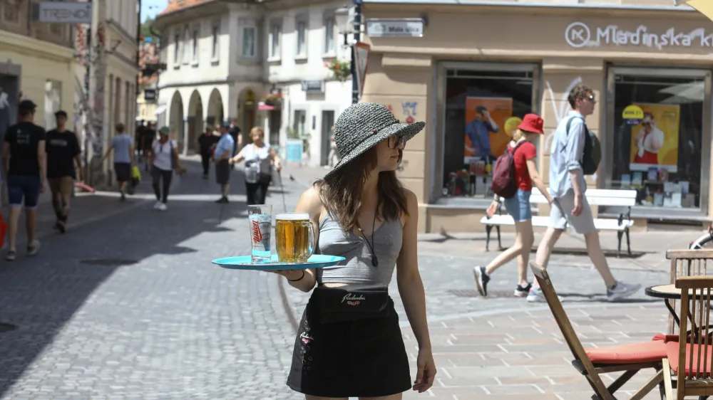 - gostinski vrt - pivo<br><br>- 27.06.2022 &ndash; Vročinski val v Ljubljani - vremenska slika - visoke dnevne temperature - vročina<br> <br>//FOTO: Luka Cjuha <br>