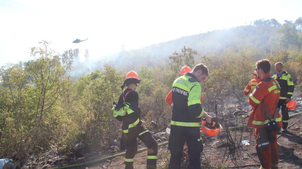 Ovcnjak.<br>Pozar, ki je popoldne znova izbruhnil na Velikem Ovcnjaku nad vasjo Sibelji, je lokaliziran in pod nadzorom, gasilce pa ponoci caka se kar nekaj dela, saj se se pojavljajo posamezna zarisca. Na goriskem Krasu je medtem dan minil mirno, na pogoriscu pa tudi cez noc ostaja pozarna straza. Pozar je lokaliziran tudi na italijanski strani meje.<br>Foto: Stab CZ Notranjska
