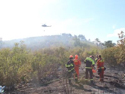 Ovcnjak.<br>Pozar, ki je popoldne znova izbruhnil na Velikem Ovcnjaku nad vasjo Sibelji, je lokaliziran in pod nadzorom, gasilce pa ponoci caka se kar nekaj dela, saj se se pojavljajo posamezna zarisca. Na goriskem Krasu je medtem dan minil mirno, na pogoriscu pa tudi cez noc ostaja pozarna straza. Pozar je lokaliziran tudi na italijanski strani meje.<br>Foto: Stab CZ Notranjska