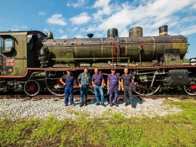 Prostovoljci ob lokomotivi JŽ 01-074