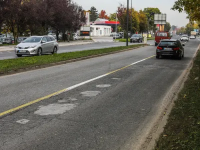 Del Trža&scaron;ke ceste, ki je poln kolesnic in bolj ali manj kakovostno zakrpanih lukenj, bodo s skupinim vložkom prenovili Dars, direkcija za infrastrukturo in ljubljanska občina.