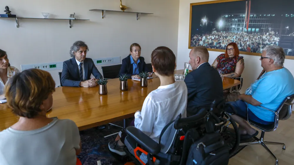 -02.08.2022 &ndash; srečanje predsednika vlade Roberta Goloba s predstavniki Nacionalnega sveta invalidskih organizacij Slovenije (NSIOS), s katerimi je spregovoril o izbolj&scaron;avah položaja invalidov v družbi;  //FOTO: Luka Cjuha