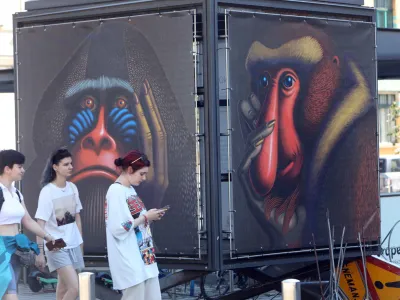 &ndash; razstava slik - Vladimir Leben: BEG MOŽGANOV,<br><br>- 03.08.2022 - Plo&scaron;čad Trg Ajdov&scaron;čina v Ljubljani &ndash; razstavni prostor - galerija na ulici &ndash;<br><br>//FOTO: Tomaž Skale<br>