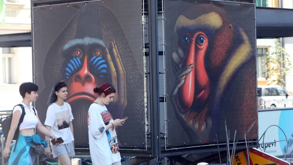 &ndash; razstava slik - Vladimir Leben: BEG MOŽGANOV,<br><br>- 03.08.2022 - Plo&scaron;čad Trg Ajdov&scaron;čina v Ljubljani &ndash; razstavni prostor - galerija na ulici &ndash;<br><br>//FOTO: Tomaž Skale<br>