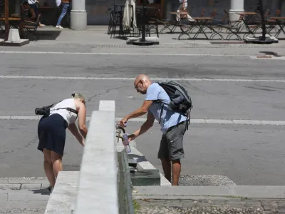 pitnik - fontana - vročina - žeja - voda<br><br>- 27.06.2022 &ndash; Vremenska slika v Ljubljani - vročinski val - visoke dnevne temperature -<br><br> <br><br>//FOTO: Nik Erik Neubauer