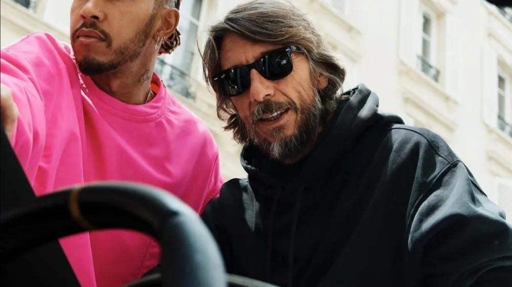 Legendarna Valentino rdeča barva, ki je že &scaron;est desetletij za&scaron;čitni znak modne hi&scaron;e, odkar jo je njen ustanovitelj Valentino Garavani postavil na modni pediestal, je dobila konkurenco. Pierpaolo Piccioli, kreativni direktor Valentina, se je na nedavni predstavitvi jesenske kampanje pohvalil z novim barvnim adutom, vroče rožnato, ki bo zagotovo zaslovela kot njena starej&scaron;a &raquo;sestra&laquo;. Poleg ble&scaron;čečega odtenka, s katerim je prihajajoči modni sezoni vdihnil mladostno energijo, je oblikovalec predstavil ambasadorja svojega modnega obrata, hollywoodsko igralko in pevko Zendayo ter britanskega prvaka formule 1 Lewisa Hamiltona. 