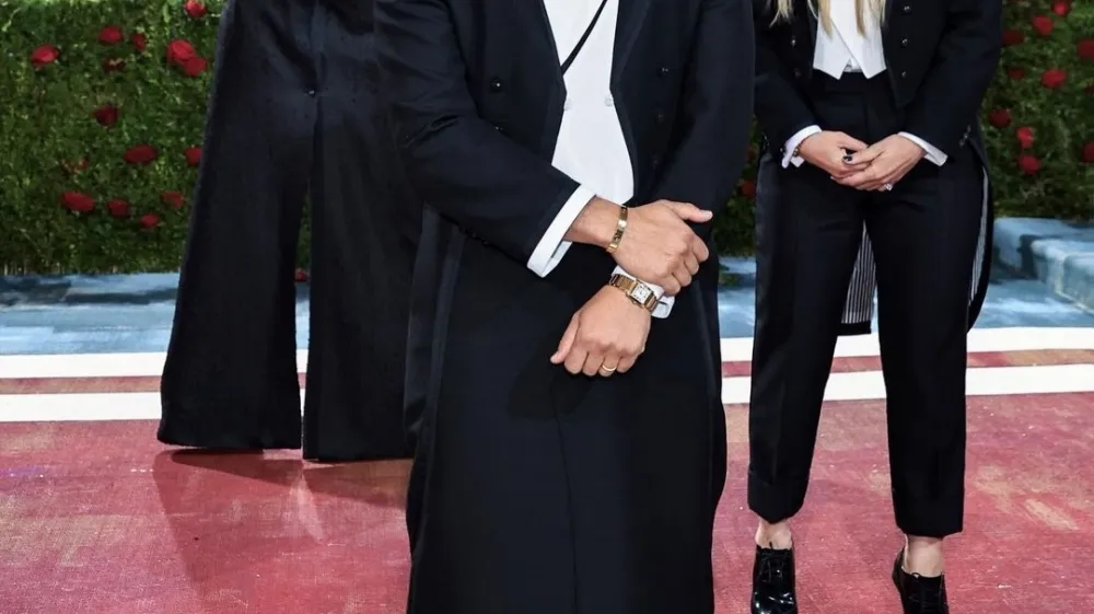  Oscar Isaac, gvatemalsko-ameri&scaron;ki igralec, težav z no&scaron;njo krila na rdeči preprogi ni imel. F Instagram