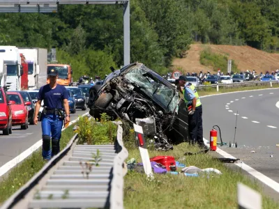 V hudi prometni nesreči na hrva&scaron;ki avtocesti, ki je bila v smeri Zagreba več ur zaprta, je umrl 46-letni Slovak. &Scaron;e sedem oseb je bilo po&scaron;kodovanih.