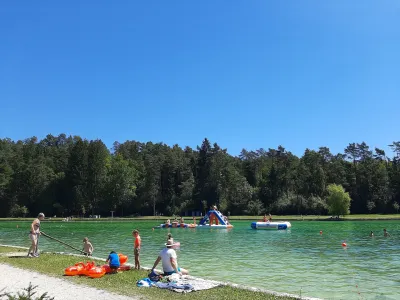Zaradi &scaron;ibkega pretoka vode so se v &Scaron;obcu namnožile planktonske zelene alge. Sredina analiza je potrdila primernost vode za kopanje, alge za kopalce niso nevarne, lahko pa povzročajo neprijetno reakcijo na koži.&nbsp;