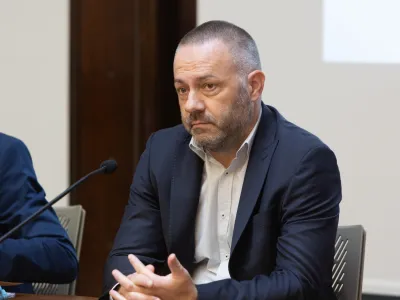 Ljubljana, ministrstvo za zdravje.<br>Novinarska konferenca ministrstva za zdravje, na kateri so predstavniki ministrstva na celu z ministrom Danijelom Besicem Loredanom predstavili stanje investicij v slovenskem zdravstvu s poudarkom na UKC Ljubljana.<br>Minister za zdravje Danijel Besic Loredan.