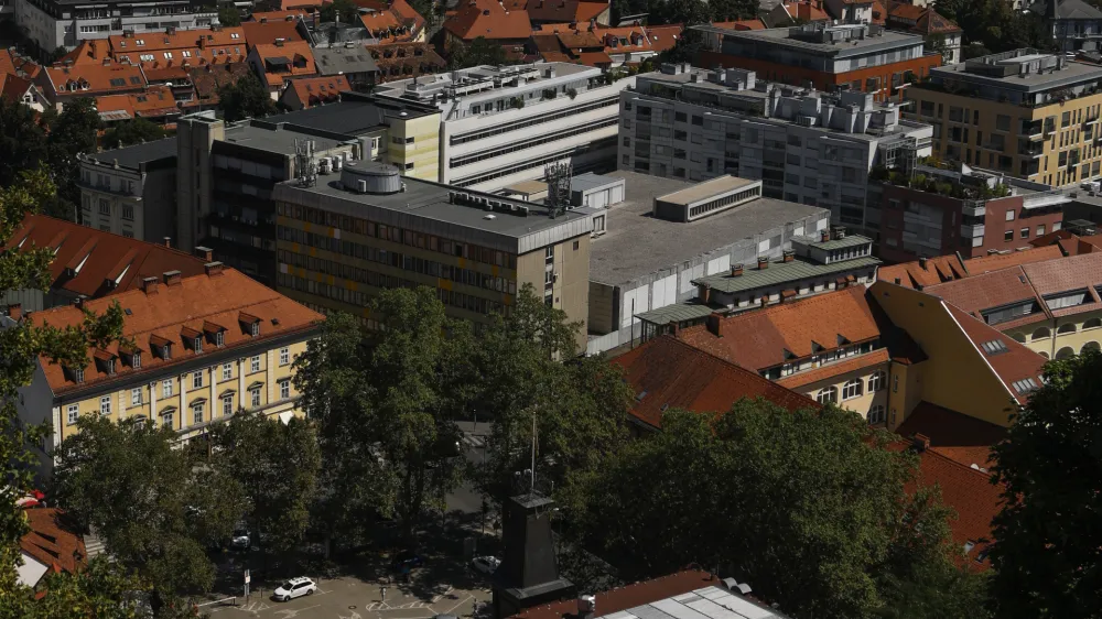 Lutkovno gledali&scaron;če- 05.08.2022 &ndash; Ljubljana &ndash; občinske nepremičnine na katere naj bi ljubljanska občina montirala sončne elektrarne -  //FOTO: Luka Cjuha