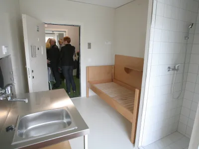 Ker dobra polovica vseh obsojencev v slovenskih zaporih prestaja kazen, nižjo od dveh let, bi bilo lahko alternativno prestajanje zapornih kazni pogostej&scaron;e.&nbsp;