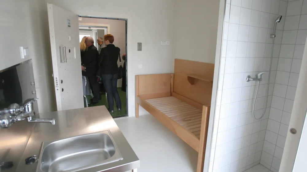 Ker dobra polovica vseh obsojencev v slovenskih zaporih prestaja kazen, nižjo od dveh let, bi bilo lahko alternativno prestajanje zapornih kazni pogostej&scaron;e.&nbsp;